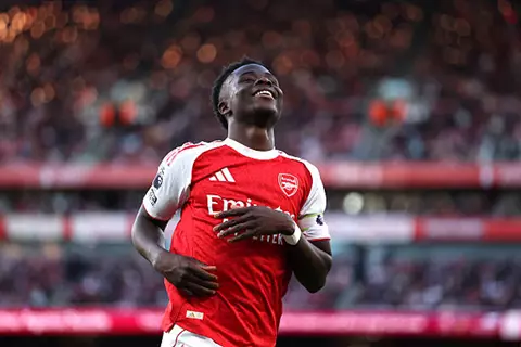 سكاي: أرسنال يخوض مفاوضات متقدمة لتوقيع عقد طويل الأمد مع ساكا